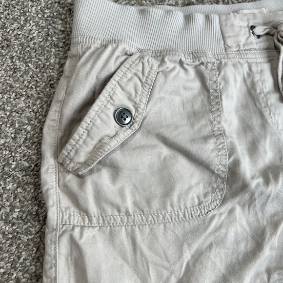 Loft Cream 4" Inseam Cargo Shorts 100% Cotton, Size 8 - Picture 2 of 5